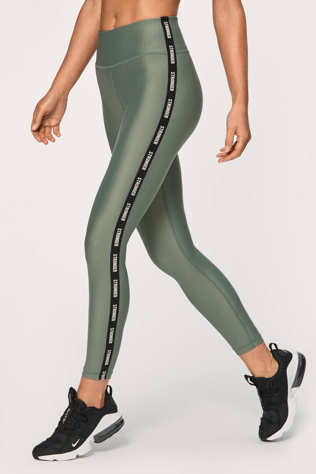 What are you waiting for? Become a true Bounty Huntress today! #huntress # leggings #leggingswithpockets #squatproofleggings
