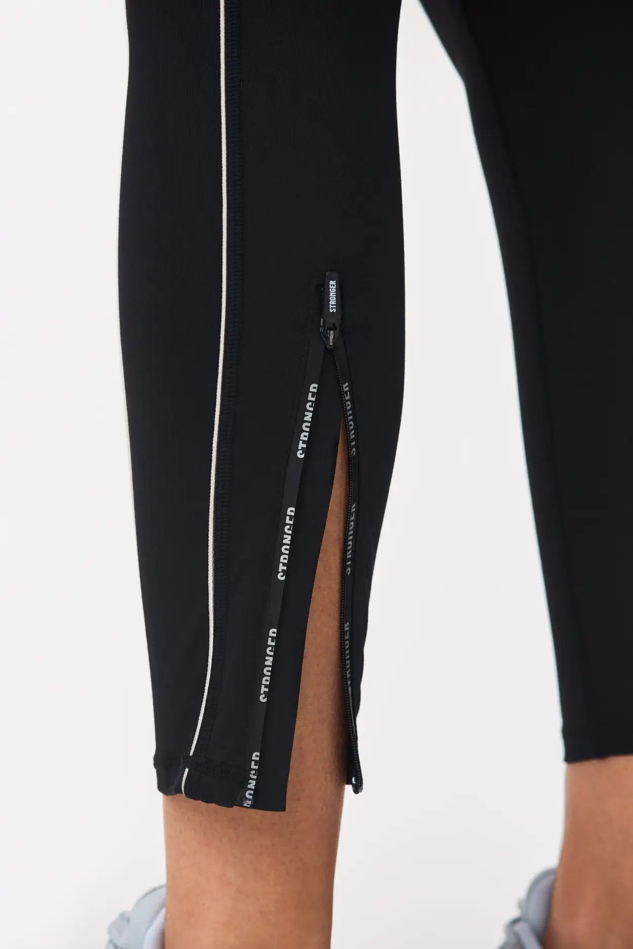 Monochrome thermal leggings in black, 6.99€ | Celestino
